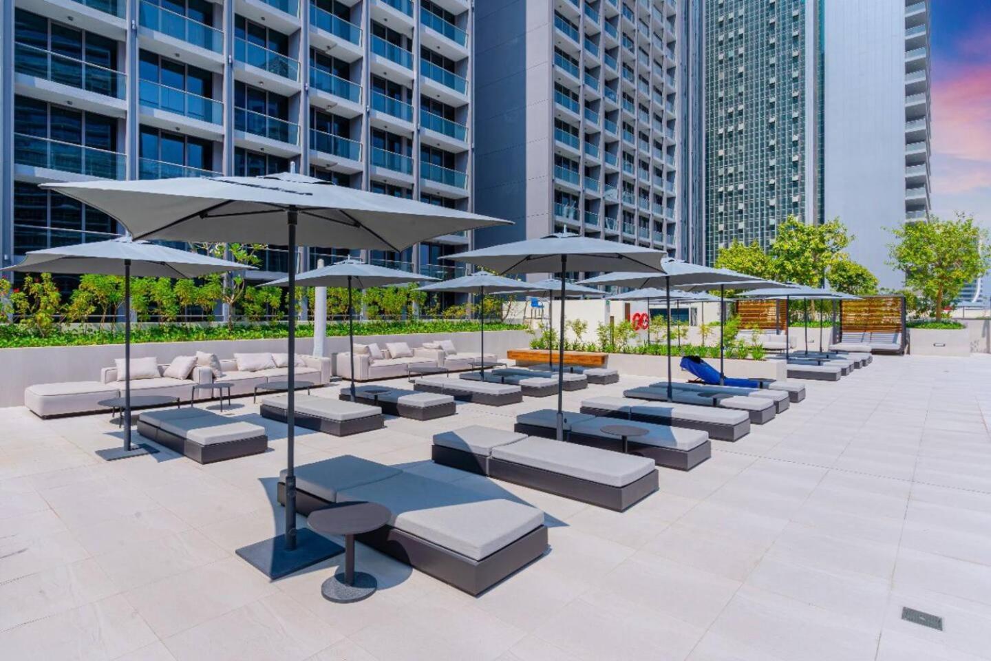 Apartment Trendy Studio! Walk To Burj Khalifasleeps 3! *