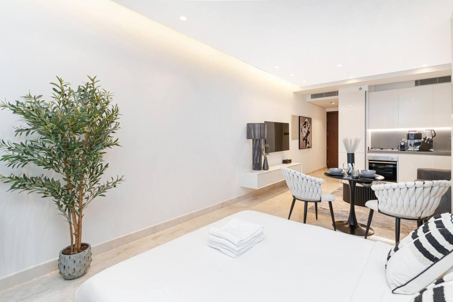 Apartment Trendy Studio! Walk To Burj Khalifasleeps 3! Dubai