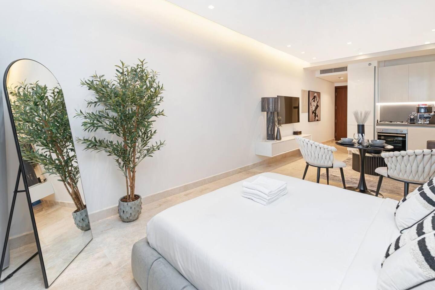 Apartment Trendy Studio! Walk To Burj Khalifasleeps 3!