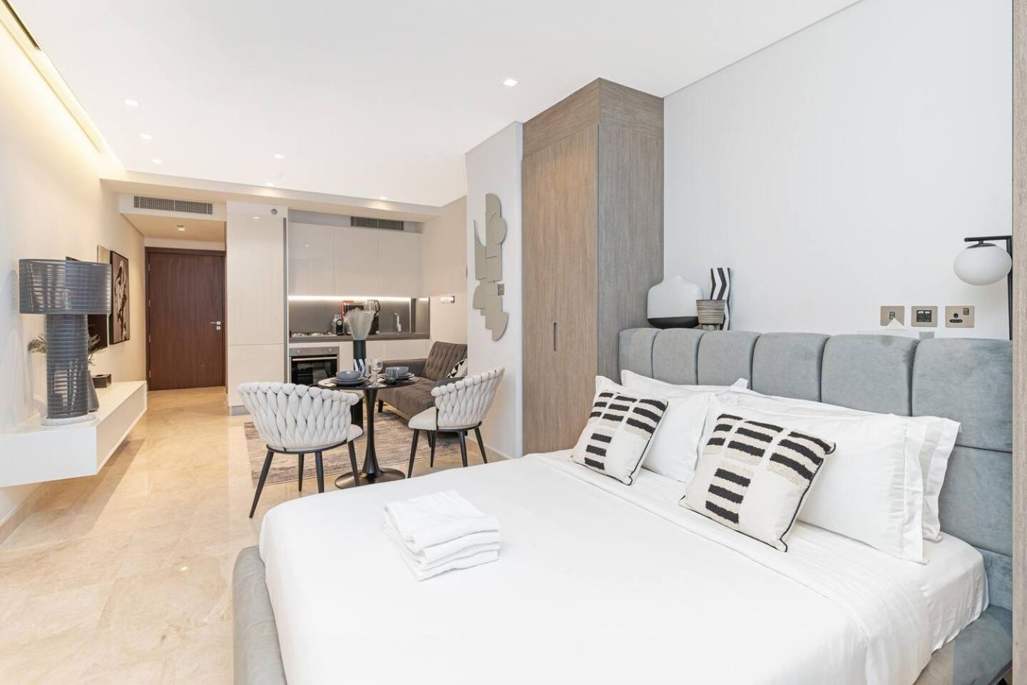 Apartment Trendy Studio! Walk To Burj Khalifasleeps 3! Dubai