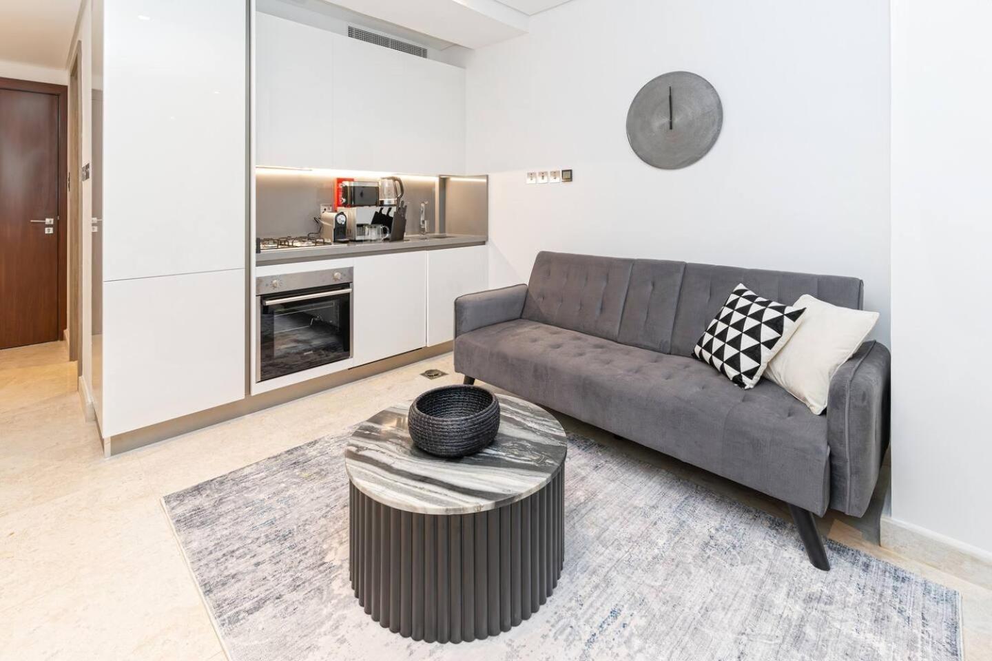 Trendy Studio! Walk To Burj Khalifasleeps 3! Apartment *
