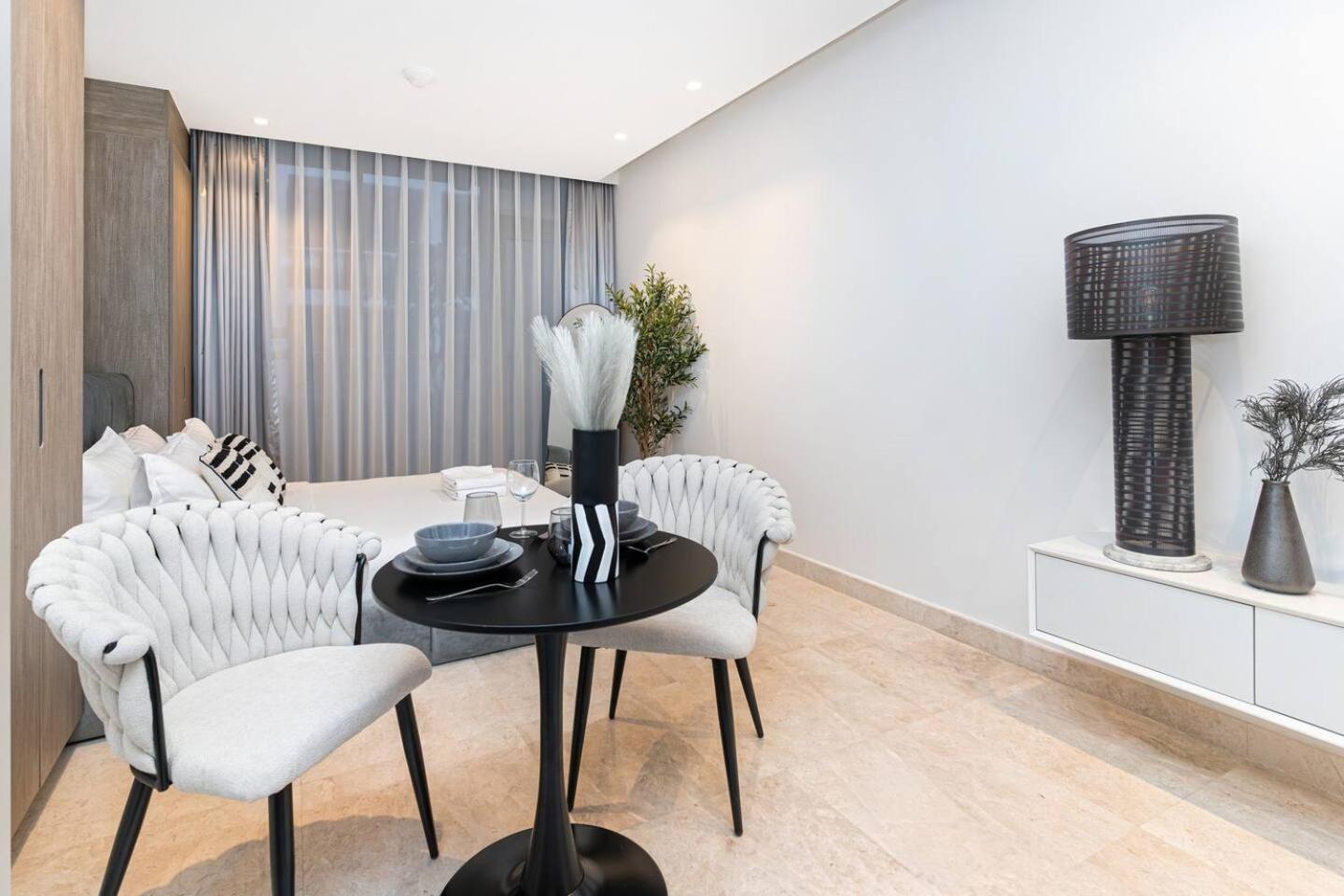 Apartment Trendy Studio! Walk To Burj Khalifasleeps 3!