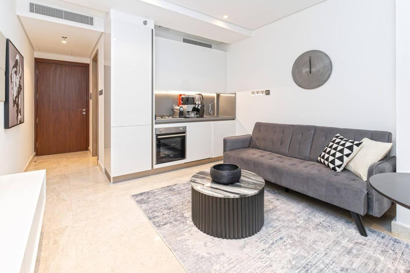 Apartment Trendy Studio! Walk To Burj Khalifasleeps 3! *
