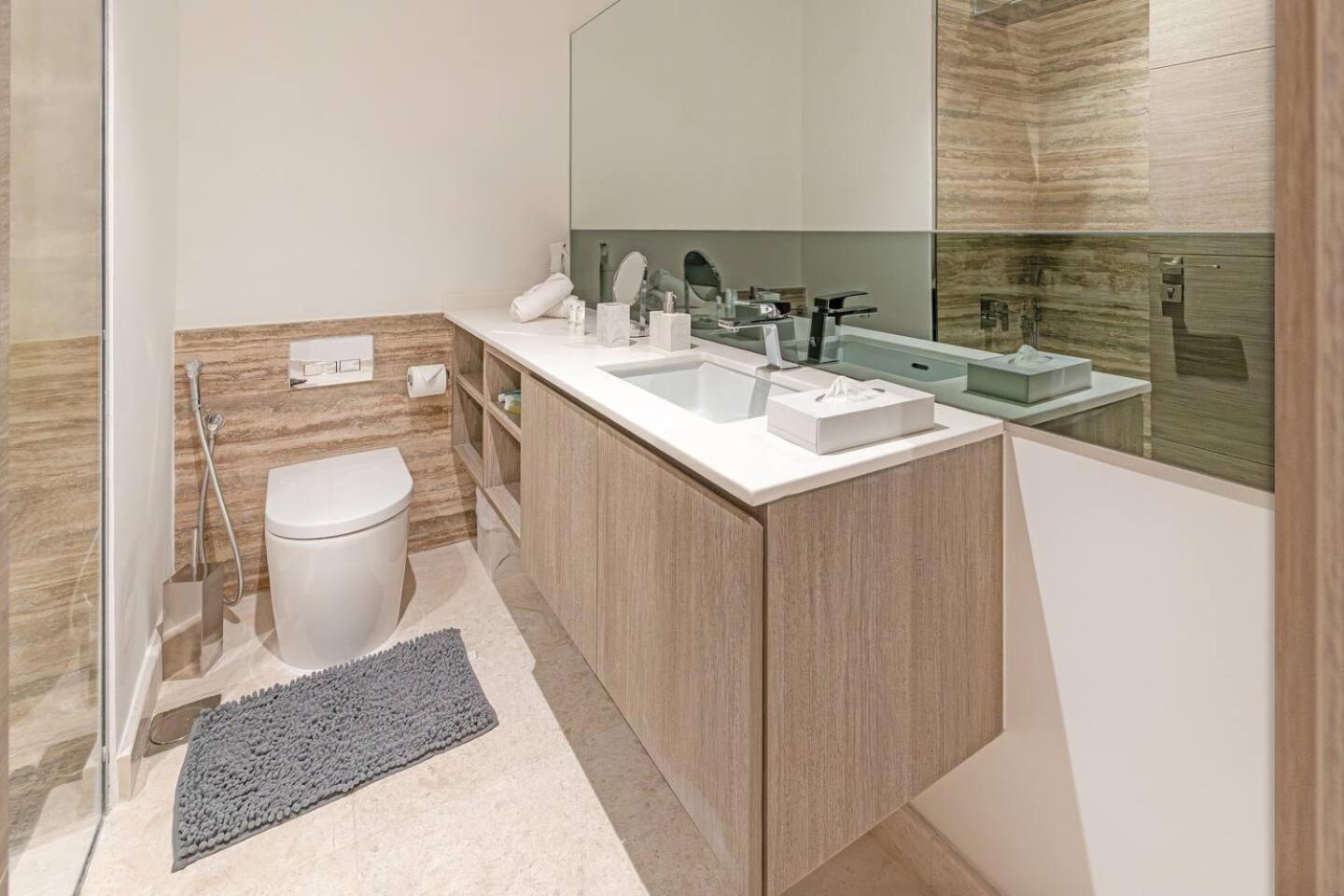 Apartment Trendy Studio! Walk To Burj Khalifasleeps 3! Dubai