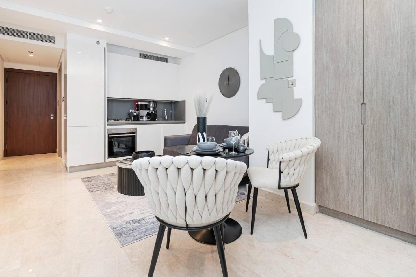 Apartment Trendy Studio! Walk To Burj Khalifasleeps 3! Dubai