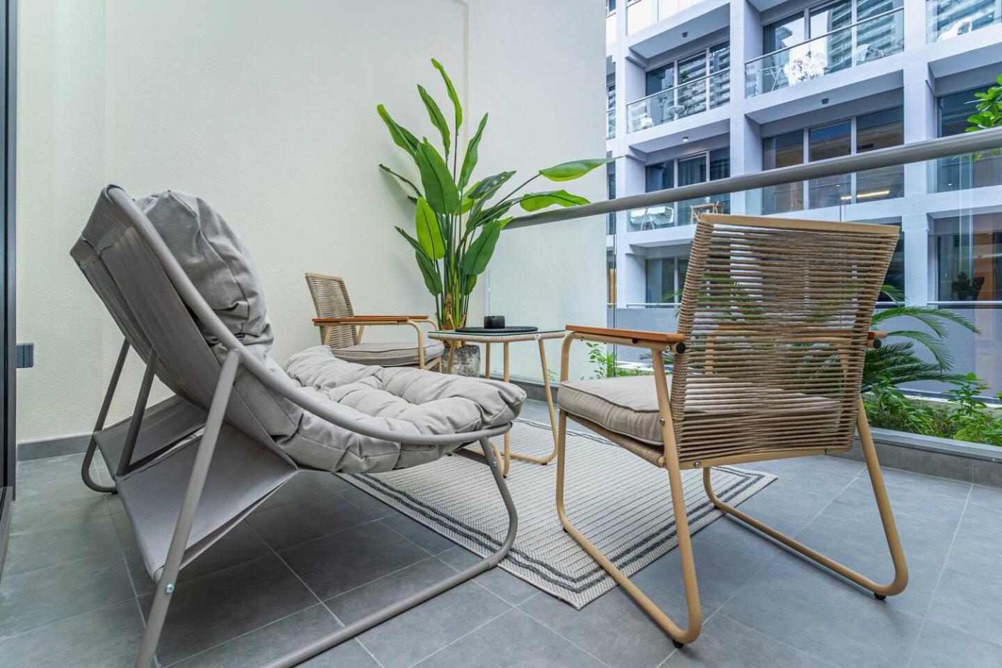 Apartment Trendy Studio! Walk To Burj Khalifasleeps 3! Dubai
