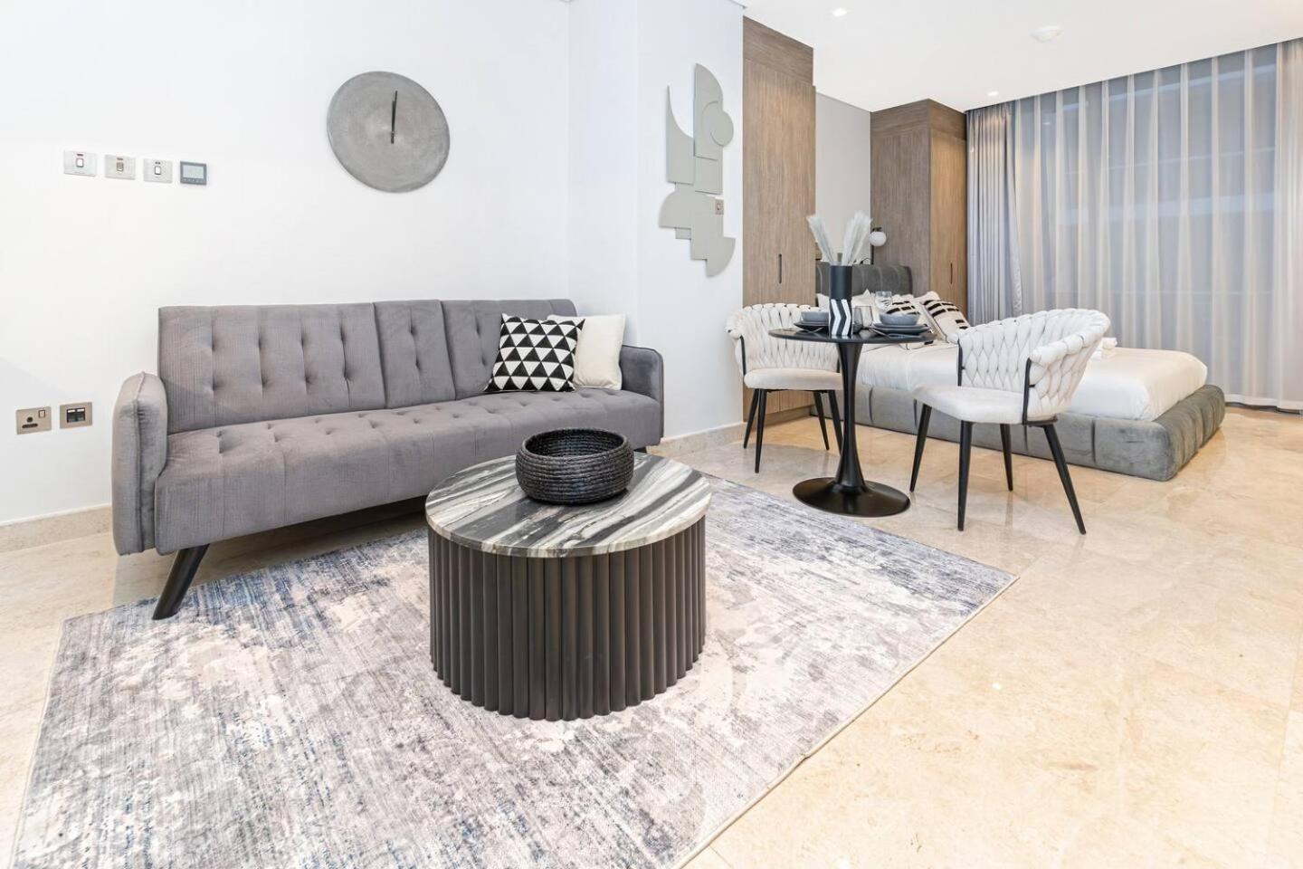 Trendy Studio! Walk To Burj Khalifasleeps 3! * Dubai