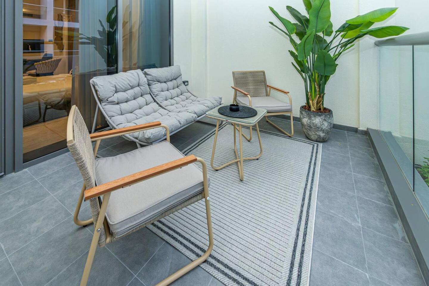 Trendy Studio! Walk To Burj Khalifasleeps 3! Apartment Dubai