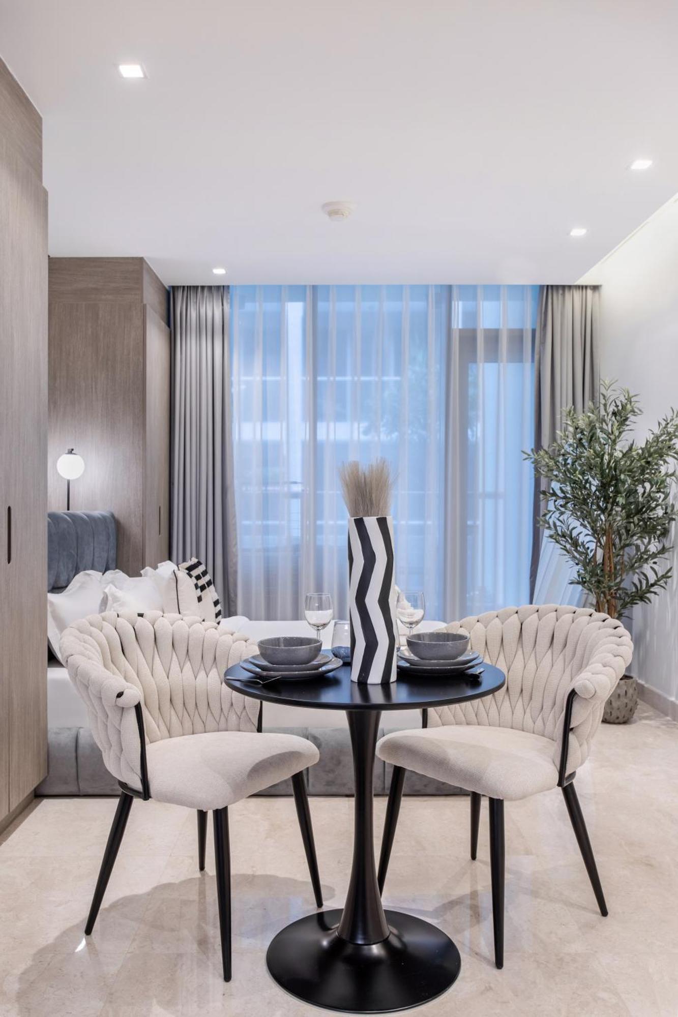 Apartment Trendy Studio! Walk To Burj Khalifasleeps 3! *